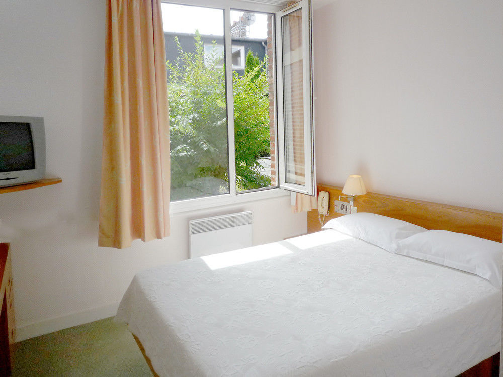 Hotel & Restaurant Le Cardinal Poix-de-Picardie المظهر الخارجي الصورة