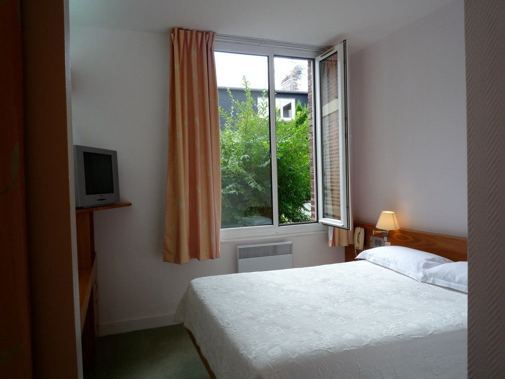 Hotel & Restaurant Le Cardinal Poix-de-Picardie المظهر الخارجي الصورة