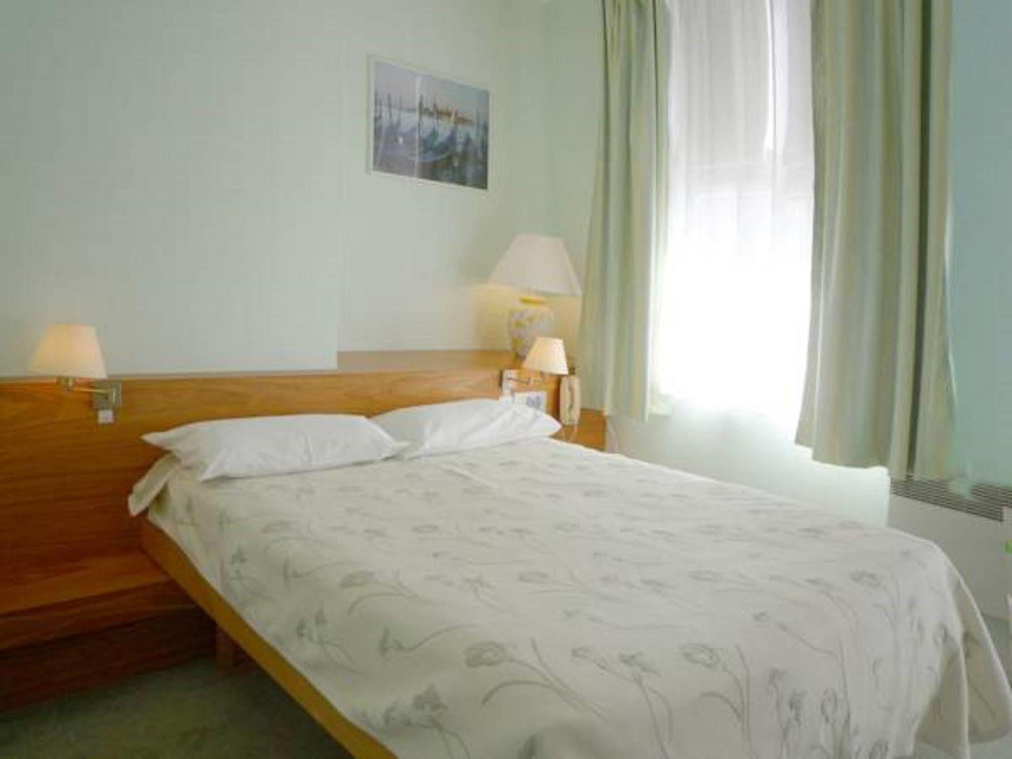 Hotel & Restaurant Le Cardinal Poix-de-Picardie المظهر الخارجي الصورة